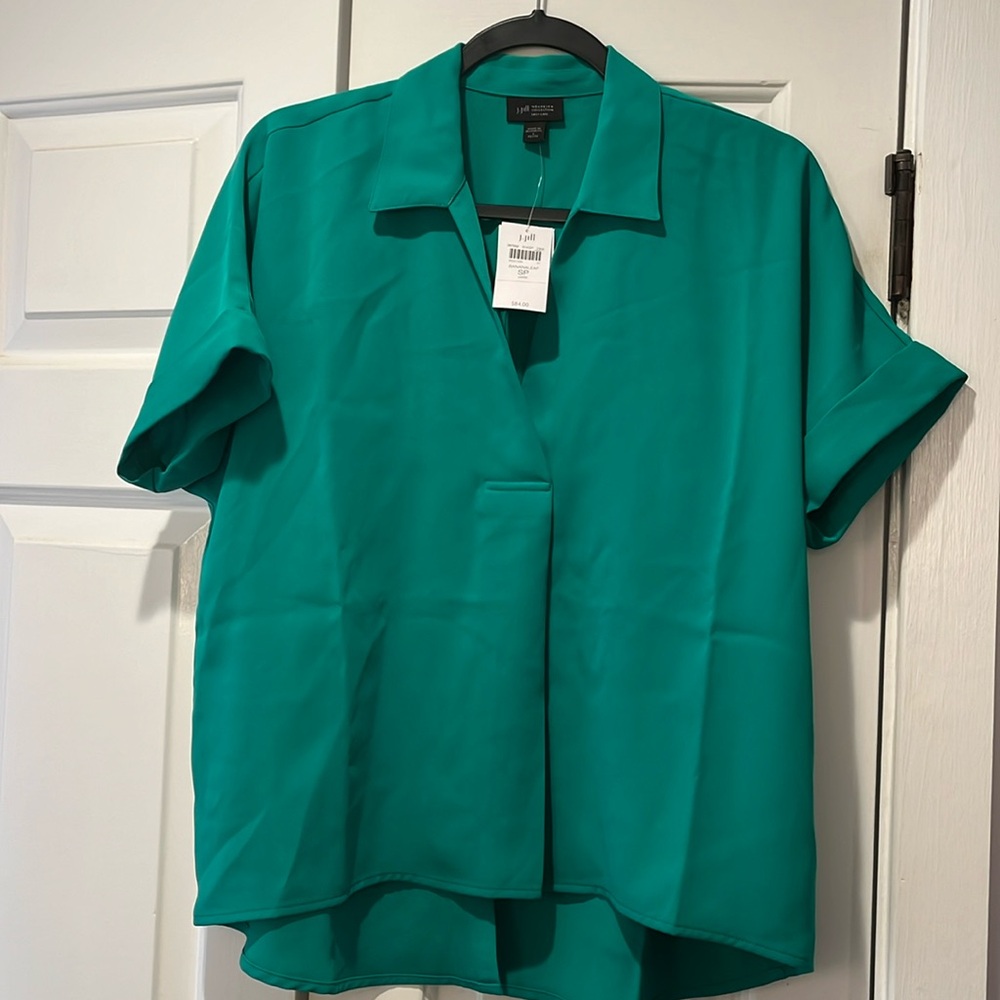 NWT JJill high low top with cute buttons. SP